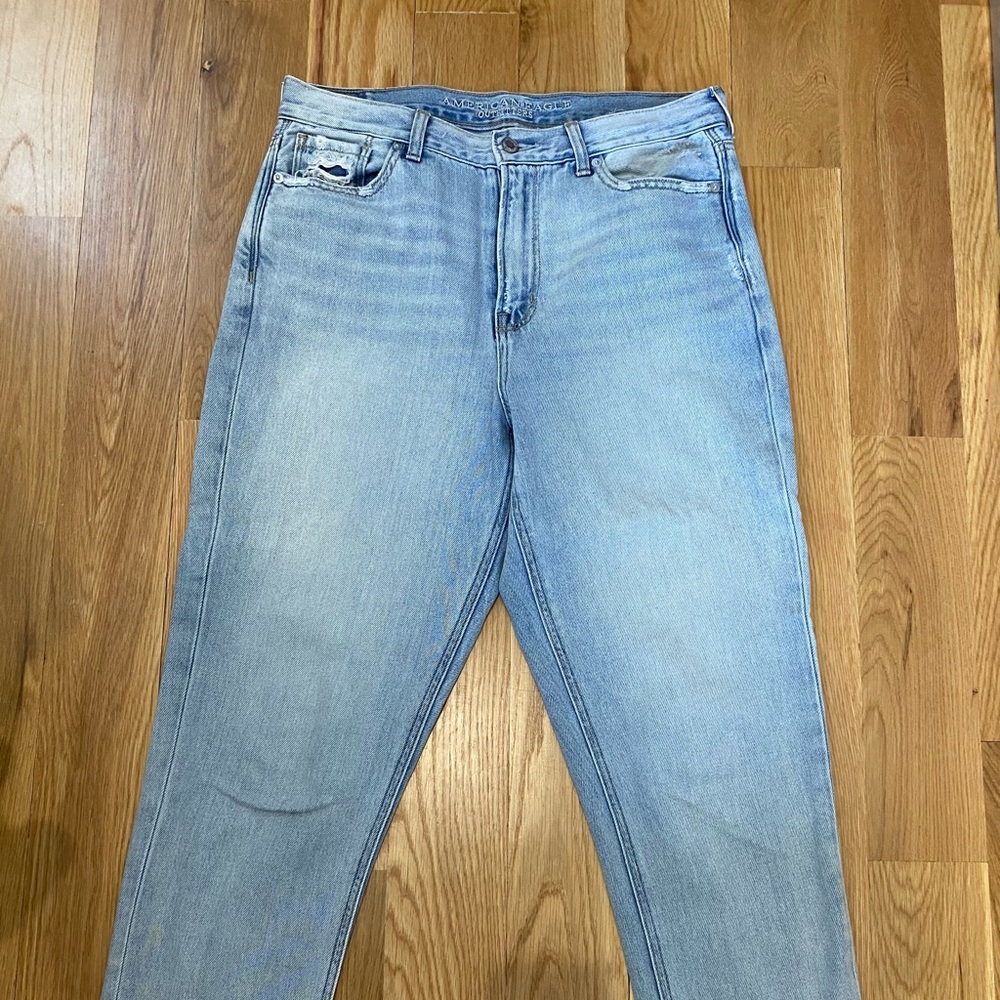 American Eagle Light Blue Wash Mom Jean size 10